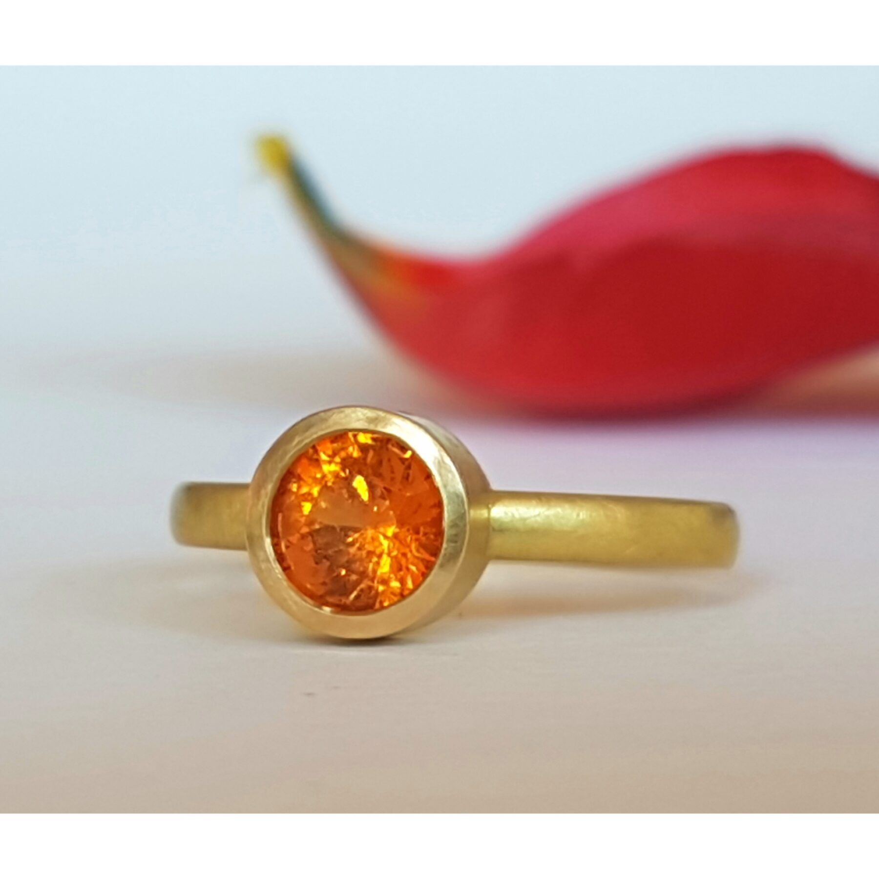 18 ct Fairmined Gelbgoldring mit fairem Mandaringranat