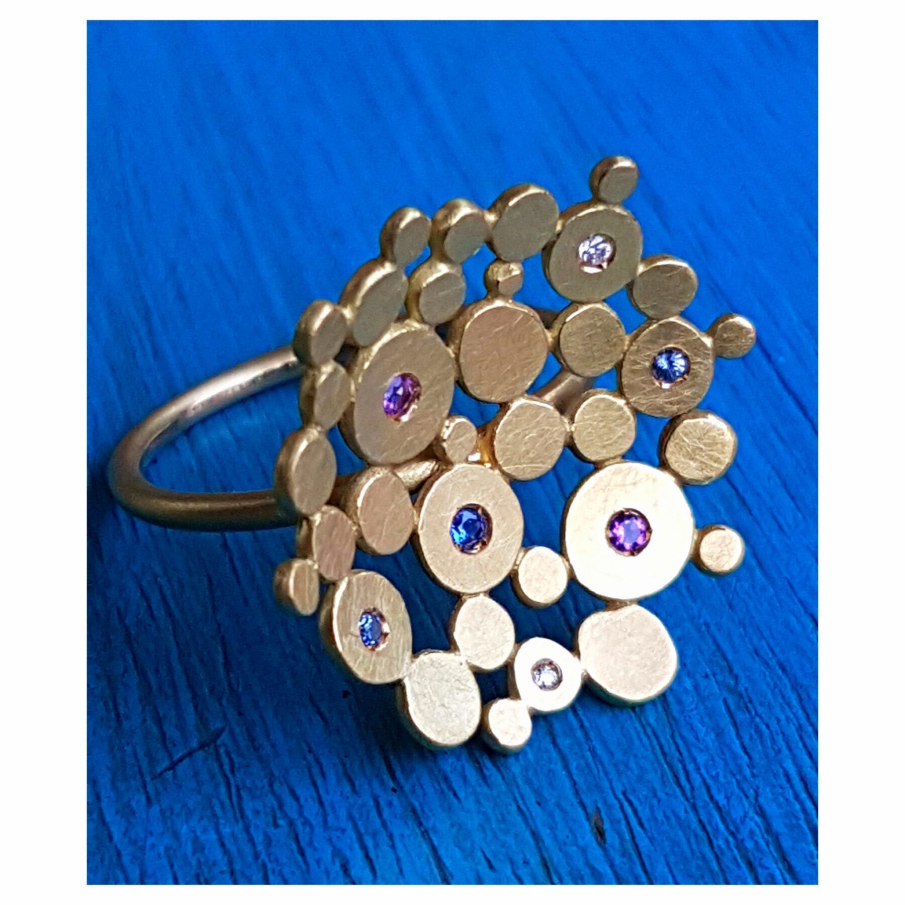 18 ct Fairmined gold ring "Night beauty" with ethically sourced gemstones