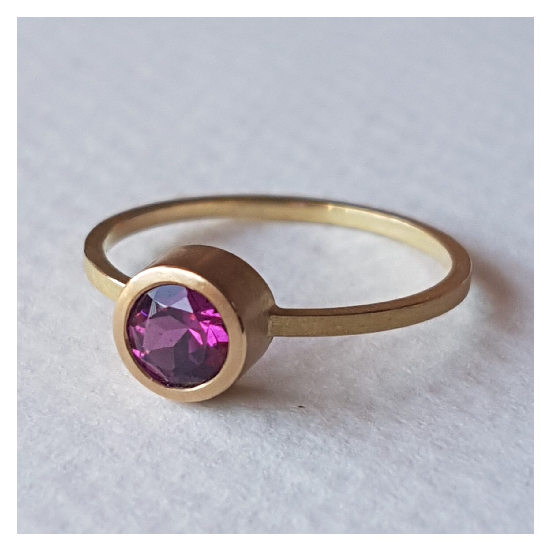 18 ct gold ring with rhodolite garnet