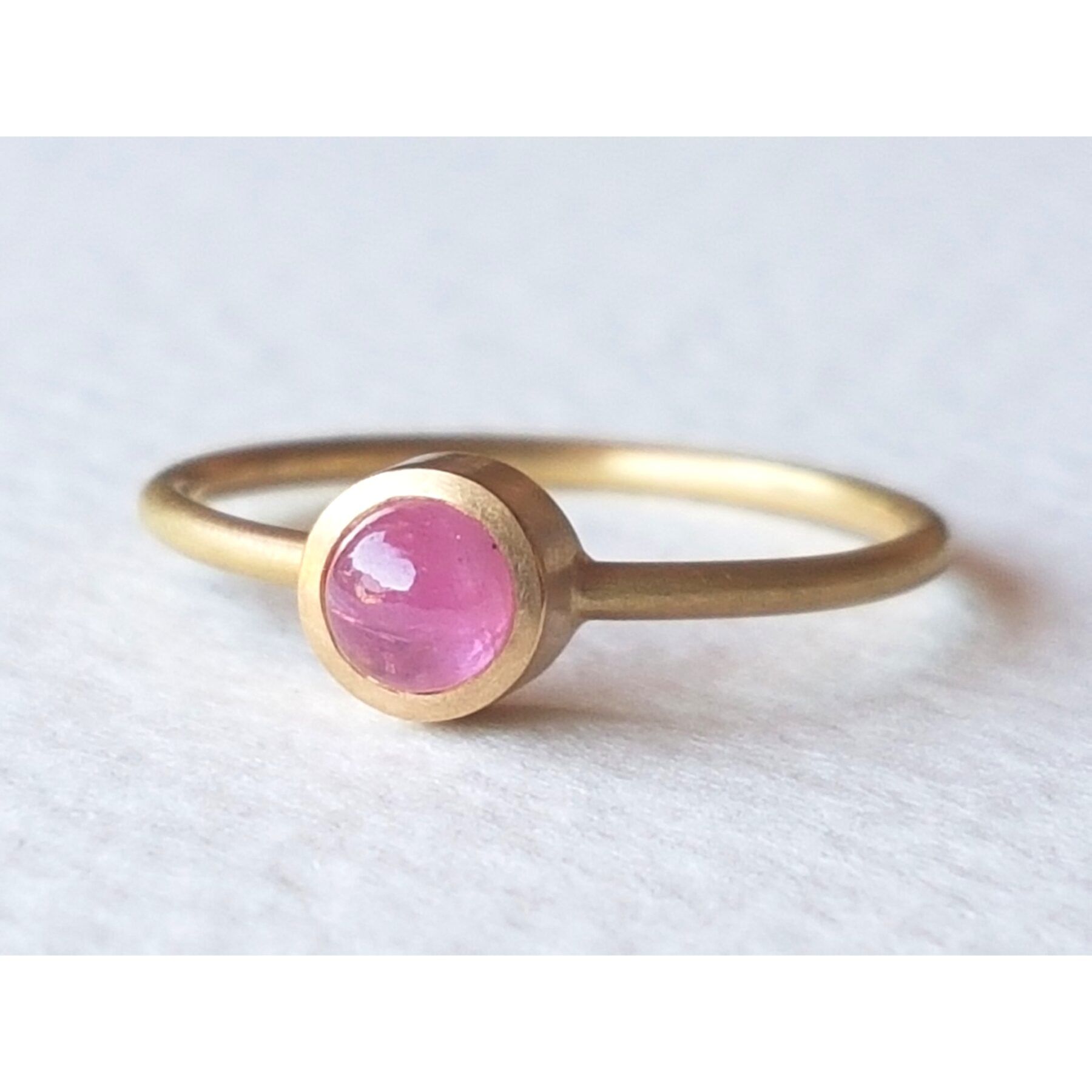18 ct Fairmined gold ring with ethically sourced pink sapphire from Greenland